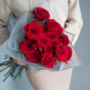15 красных роз в стильном оформлении